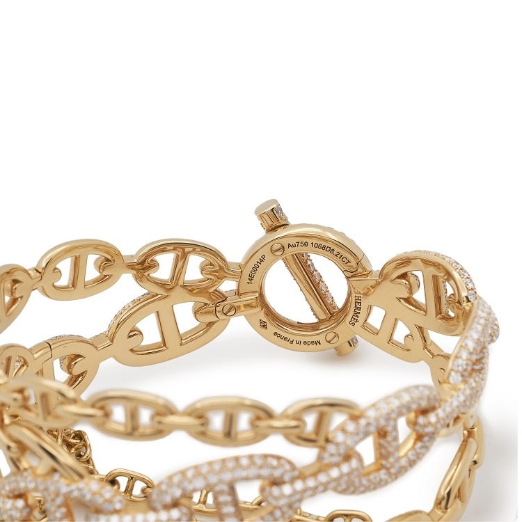 Detail shot of the brilliant cut diamond accent on the Hermès Chaîne d'Ancre Enchainée bracelet