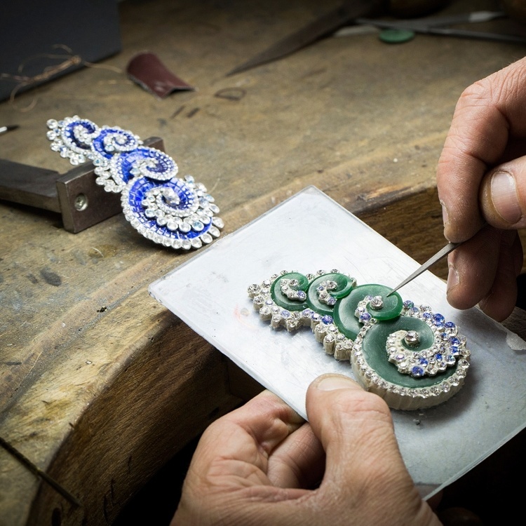 Artistic rendering of ocean waves in the Vagues Mystérieuses brooch by Van Cleef & Arpels