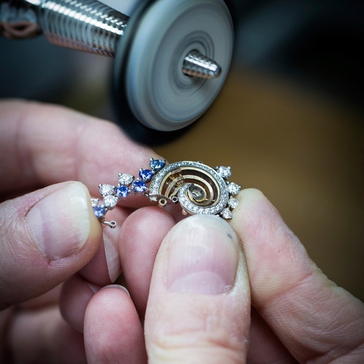 The intricate setting of the Vagues Mystérieuses brooch from Van Cleef & Arpels