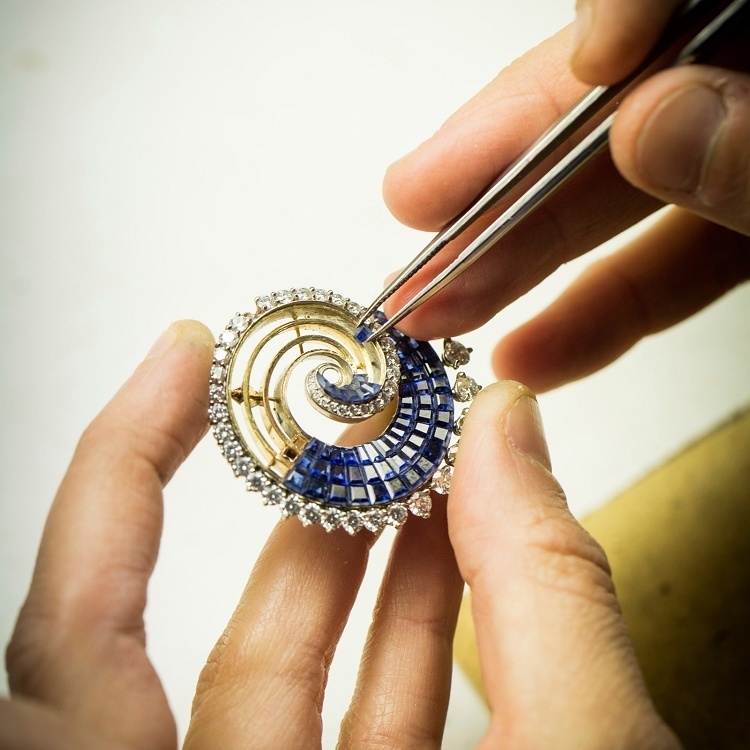 Detailed view of the sapphire waves on the Vagues Mystérieuses brooch
