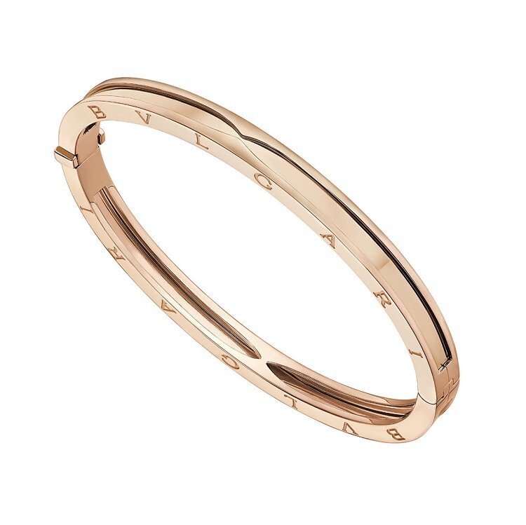 A view of the Bulgari B.Zero1 Perfect Mistake Ring from a different angle