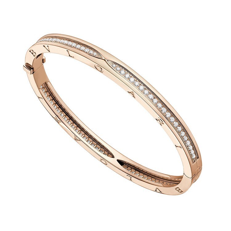 The elegant design of the Bulgari B.Zero1 Perfect Mistake Ring