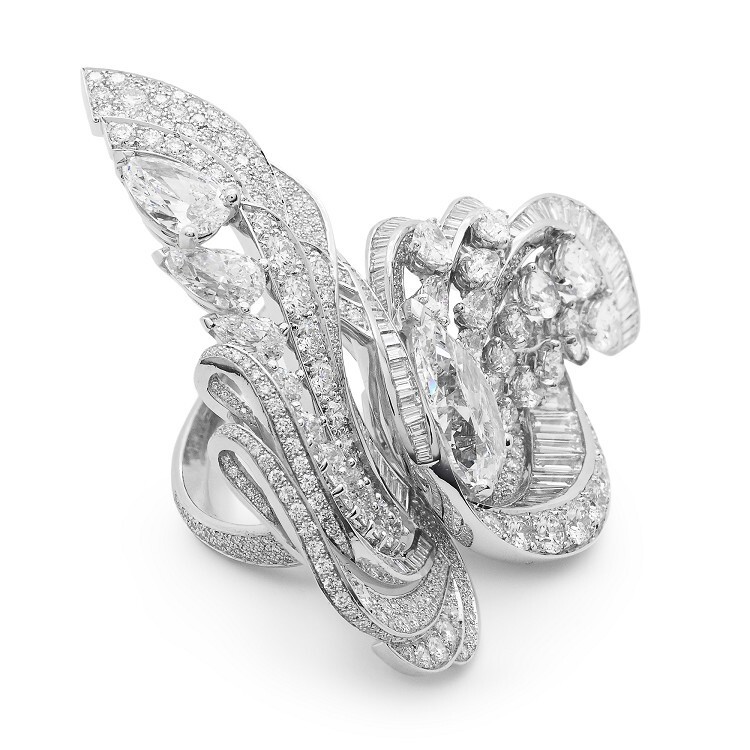 Side profile of the De Beers Imaginary Nature Ascending Ring highlighting its platinum band