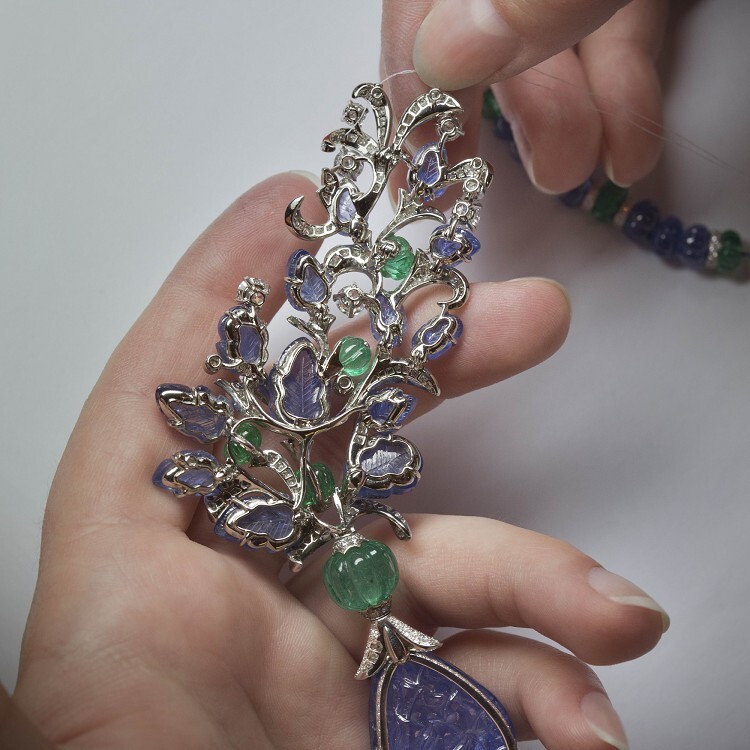 The exquisite clasp of the Cartier 'Fruit Tips' sapphire necklace, designed in the shape of fruits and flowers, showcasing hidden platinum craftsmanship.