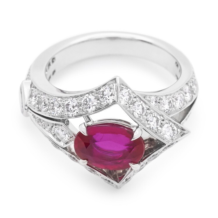 Detailed perspective of the Louis Vuitton Beau Rivage ring's intricate diamond settings on its signature 'V' shaped band.