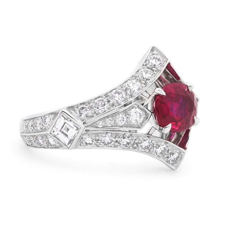 Side profile of the Louis Vuitton Acte V The Escape Beau Rivage Ring, highlighting its architectural design and gem placement.