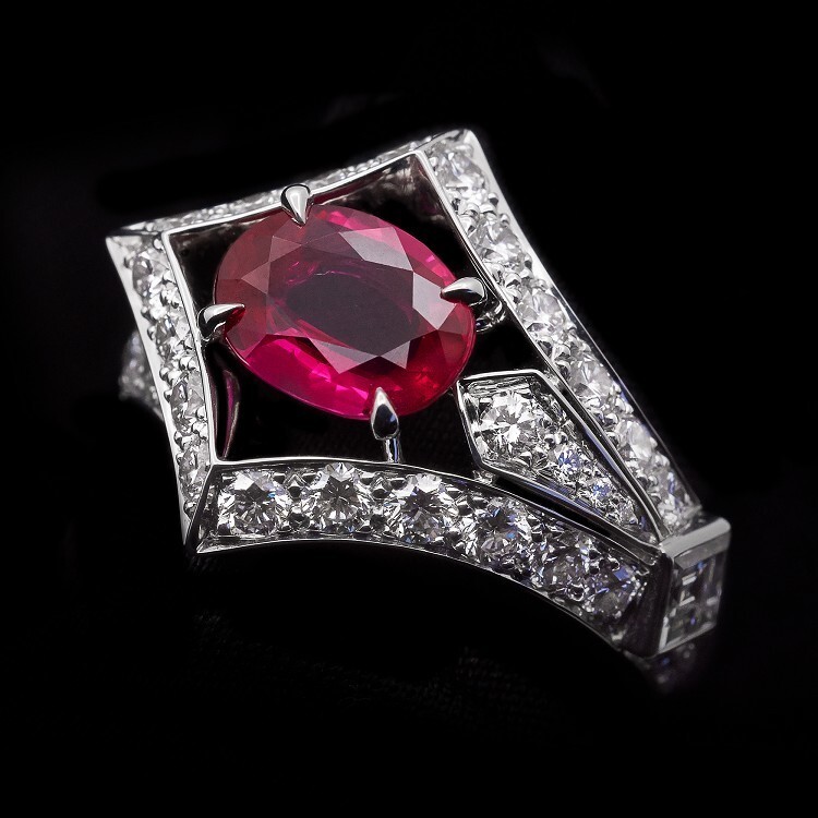 Stunning full view of the Louis Vuitton Acte V The Escape Beau Rivage Ring, a masterpiece of high jewelry.