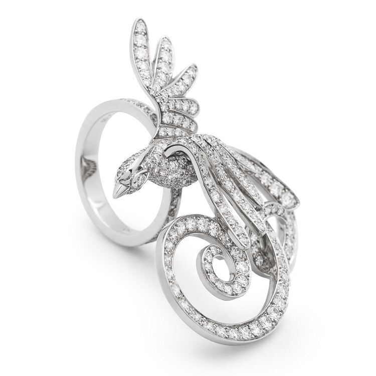 Side view of the Van Cleef & Arpels Oiseaux de Paradis Ring, showcasing its intricate diamond pavé