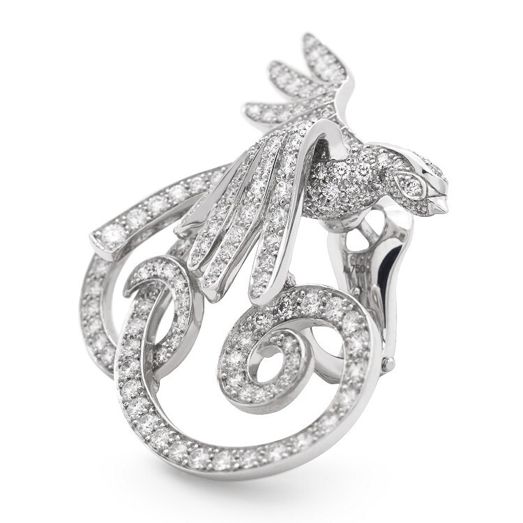 Detailed view of the diamond-set tail of the Van Cleef & Arpels Oiseaux de Paradis Ring