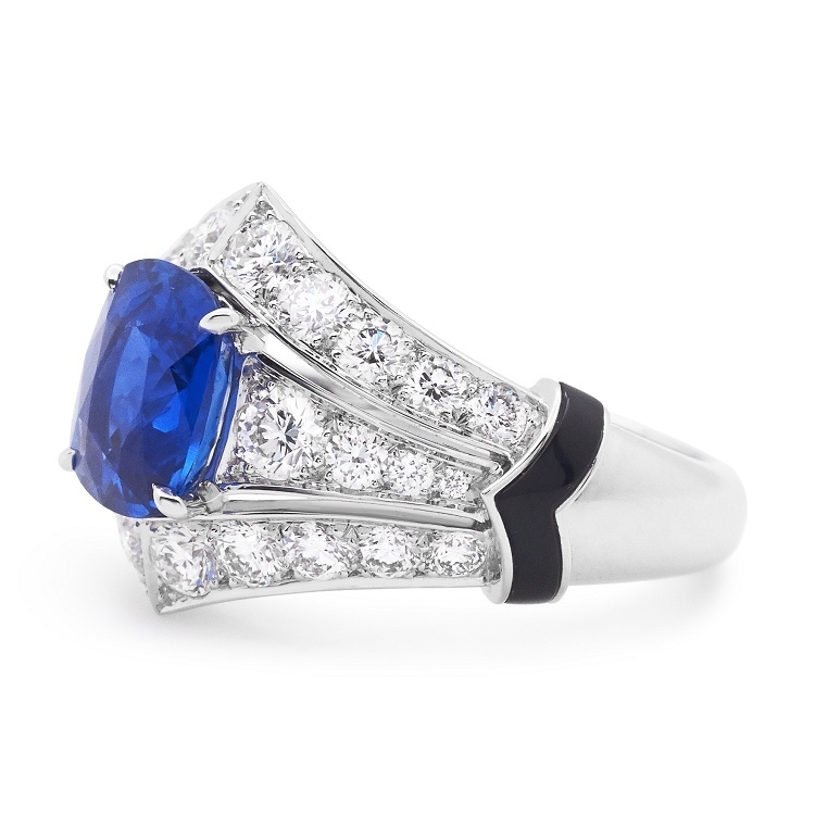 Profile view of Louis Vuitton Acte V The Escape Ring, highlighting the streamlined design and diamond cascade.