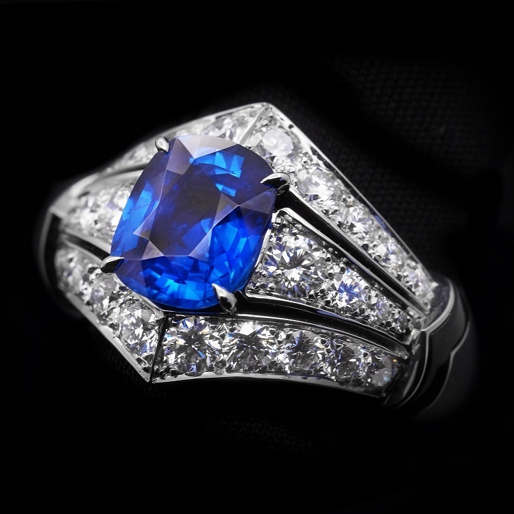 Exquisite Louis Vuitton Acte V The Escape Ring, featuring a 2.09-carat Sri Lankan sapphire with white gold and onyx.