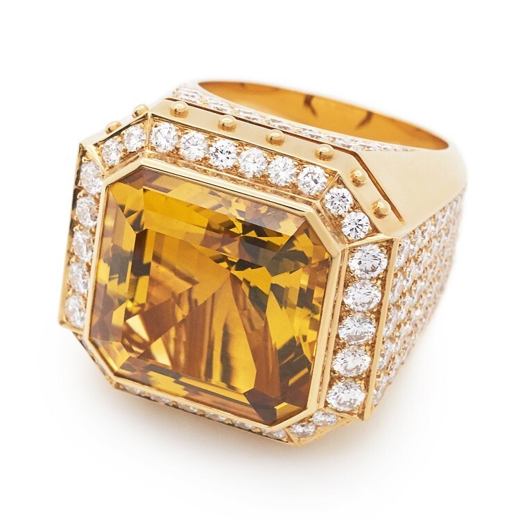 Detailed view of the Louis Vuitton Emprise Diamant Ring with its radiant golden beryl center stone.