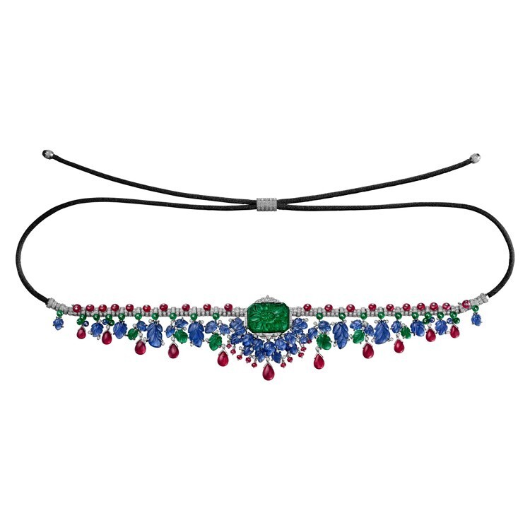 Detailed perspective of the Cartier Étourdissant Headband's gemstone setting, highlighting a vibrant Colombian emerald and onyx accents.