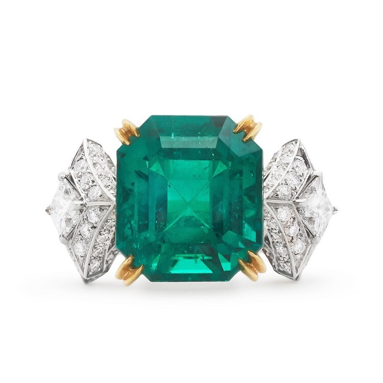Detailed view of the 8.02ct Colombian emerald in a Louis Vuitton Pierres de Centre ring