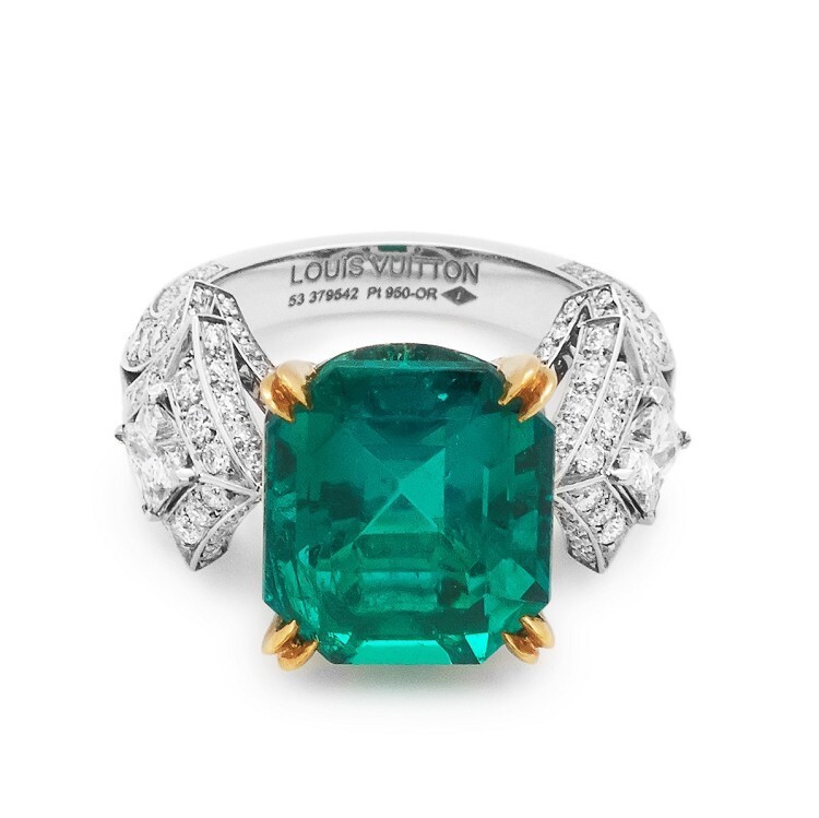 Side profile of the Louis Vuitton Pierres de Centre emerald ring showing diamond accents