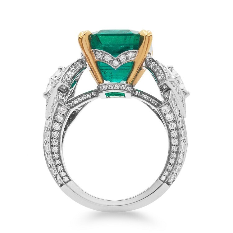 Another angle of the Louis Vuitton Pierres de Centre emerald ring's intricate detailing