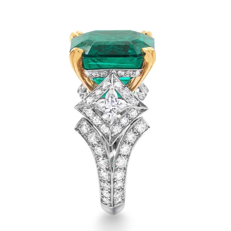 The stunning 8.02ct Colombian emerald center stone in Louis Vuitton's Pierres de Centre ring