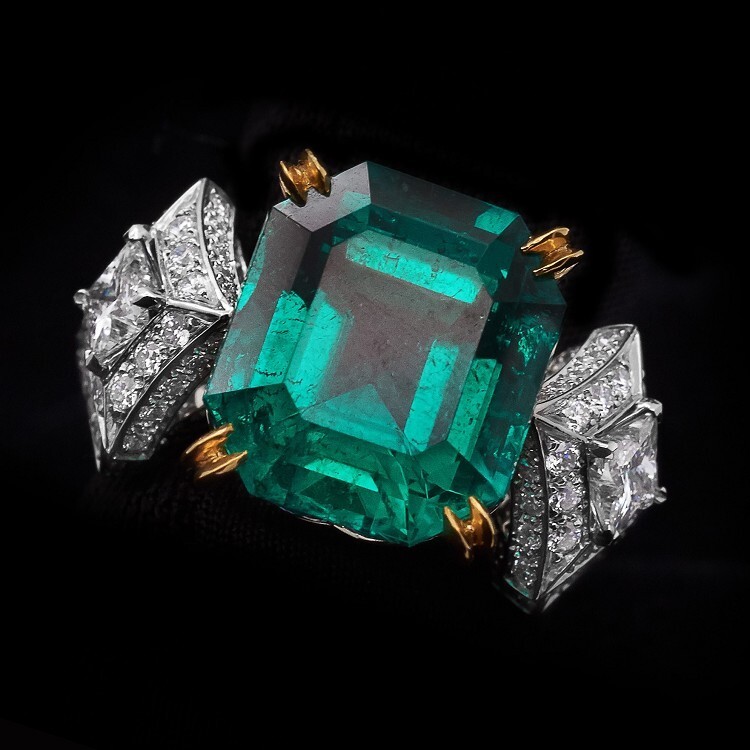 Artistic shot of the Louis Vuitton Pierres de Centre ring highlighting its brilliance