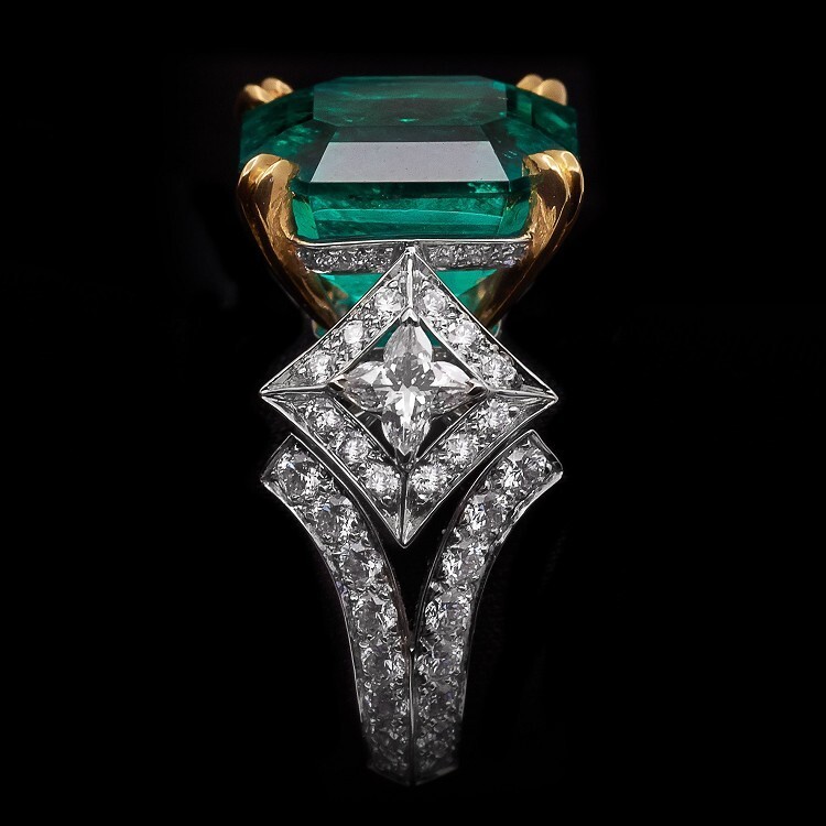 Full view of the Louis Vuitton Pierres de Centre high jewelry emerald ring