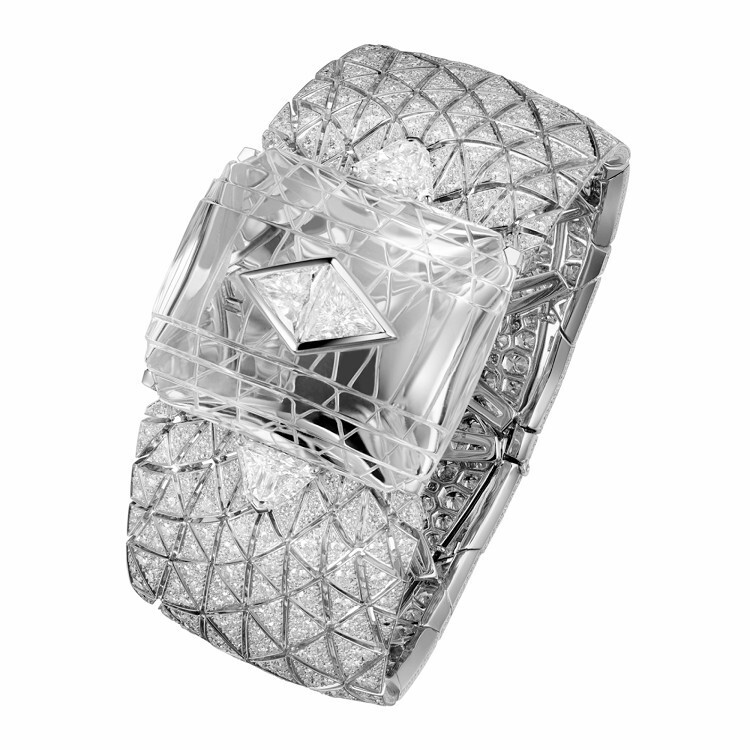 Full view of the Cartier Étourdissant Romanov Bracelet on display.