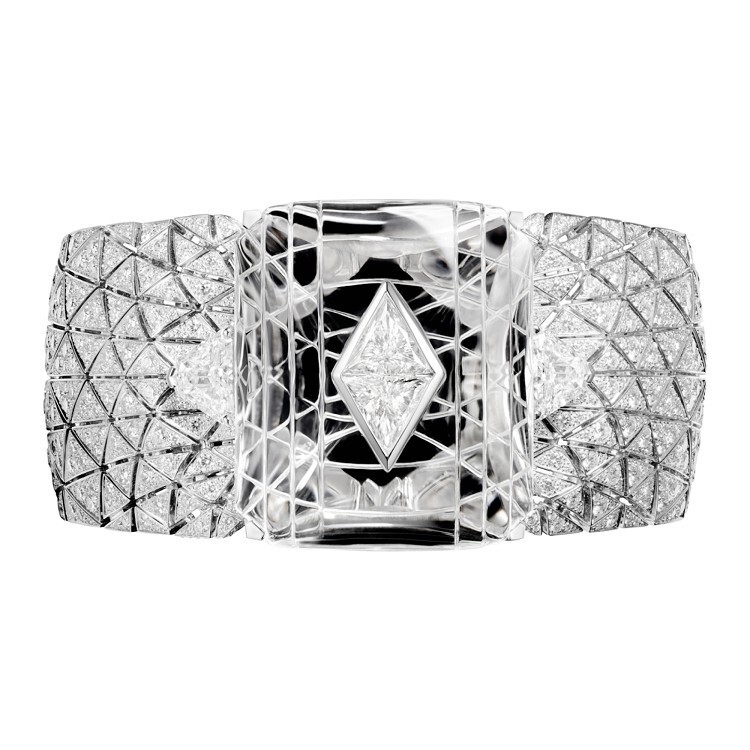 Artistic shot of the Cartier Étourdissant Romanov Bracelet with its stunning sapphire centerpiece.