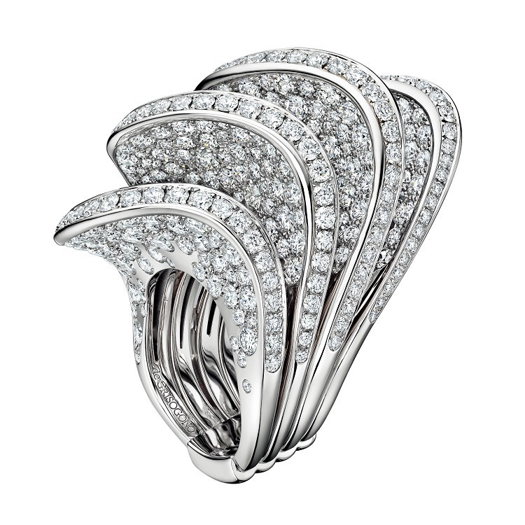 Close-up of De Grisogono Onde Ring showcasing Diamond Accents on White Gold