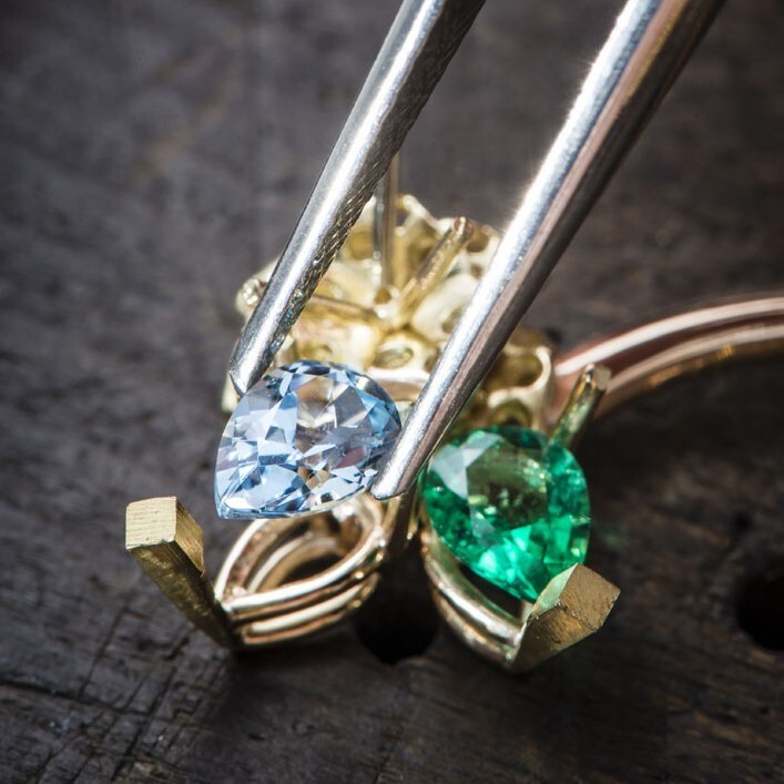 Asymmetrical design of Piaget Mediterranean Garden rose gold earrings, featuring a cluster of blooming roses
