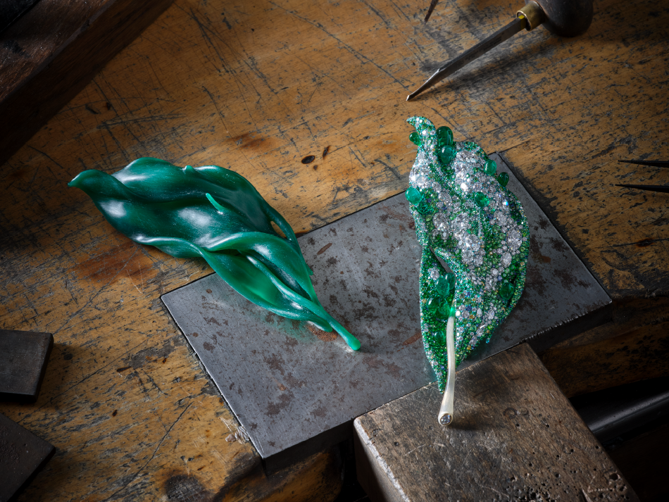 CINDY CHAO Rooted Brooch gemstone close-up emerald tsavorite