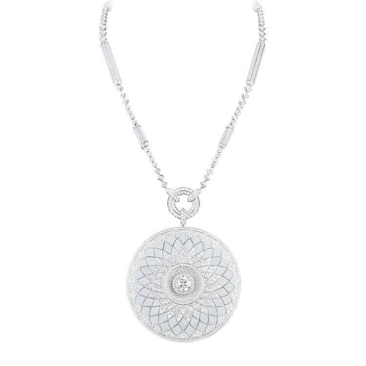 Boucheron L'Anneau d'Or Rostov pendant necklace