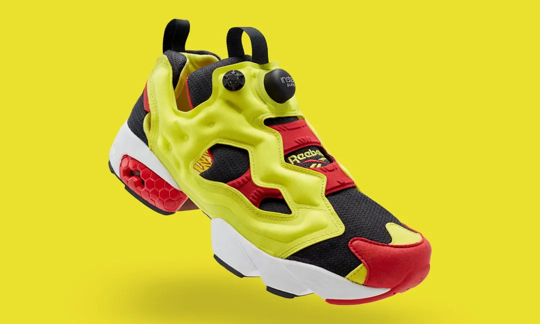 In 1989, Reebok launched the Pump, a sneaker with an internal inflation system that tightens the fit at the push of a button. It quickly became a cult icon, defined as much by this simple gesture as by its performance. H. Moser & Cie. integrates this idea into watchmaking with the Streamliner Pump. The traditional crown is replaced by an anodized aluminum button; each press winds the movement and adds approximately one hour of power reserve, shown directly on the dial.